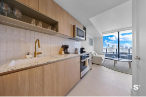 Downtown Haven Sleek 1-BR with Skyline Vistas